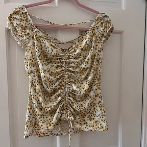 Floral cap sleeve top. Tie front.